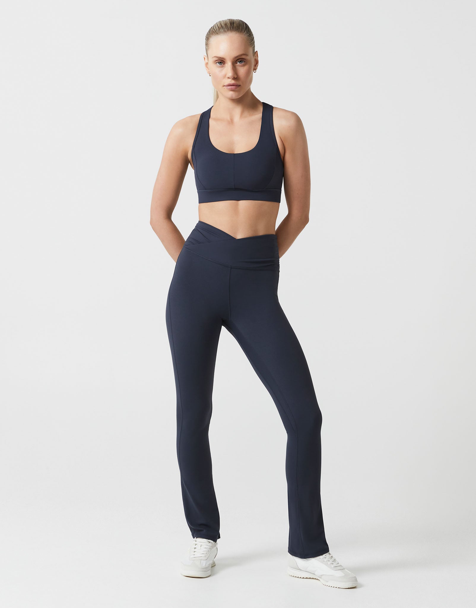 Lilybod_FRANKIE_Cloud_Core_Sports_Bra_Navy_SC_22_NB_02.jpeg